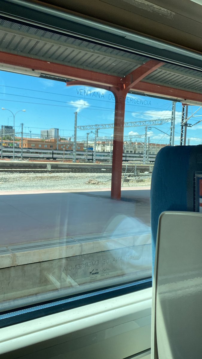 Borroncete's tweet photo. @FerialibroVLL @davaja @CurroCanete @FranciscoNarla @victormdelpozo Hay ganas. En el tren nos twitteas. https://t.co/YZcgXuX2ZT