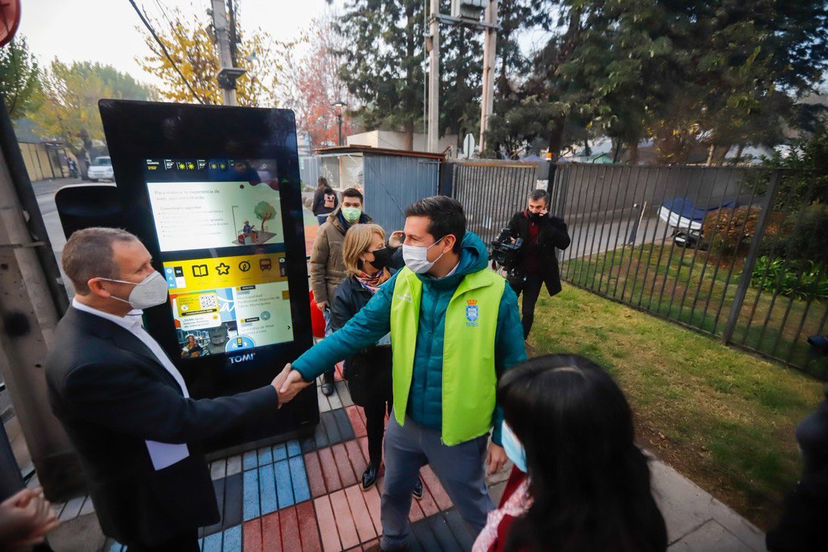cn_castro's tweet photo. 🎉Inauguramos 1er paradero inteligente a nivel nacional! Un mobiliario público inédito q nos pone a la vanguardia gracias a un trabajo colaborativo junto al @MTTChile encabezado x ministro @JuanCaMunozA , directora @DTPMet @PaolaTapiaSalas, @Red_Movilidad y nuestro equipo✊🏽
1/3 https://t.co/qjvHtjpaEg