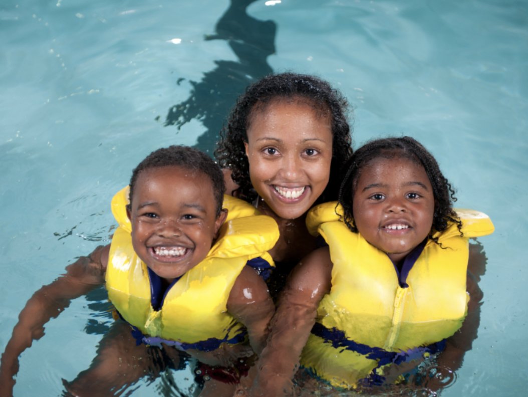 parachutecanada's tweet photo. It's #WaterSafetyWeek! 🌊Check out our drowning prevention #tips for parents to keep children safe in bathtubs, backyard pools, play parks and water features ➡️ https://t.co/9yX4e4PfEg #TurnSafetyOn https://t.co/4W1i1niucB