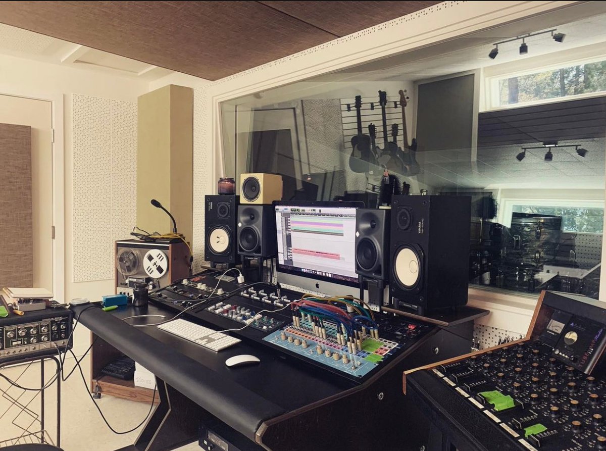 DangerfoxInc's tweet photo. @jonobrienrecording has a full workstation. Great space!

.
.
.
.
.
.
.
#musicproducer #recording #recordingengineer #recordinggear #audioengineer #recordingartist #mixengineer #studiobuild #distressor #producerhive #dailysospost #preamp #studioflow #soundengineering https://t.co/wZWdEmolSI
