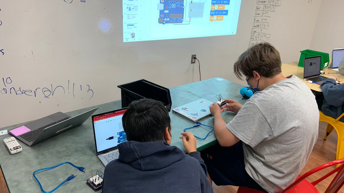montcrest's tweet photo. Grade 6 students did some coding activities in the Maker Space, one of the student's favourite class here at Montcrest! #EmpowerLearning #TheRightChallenges #TheIdealSupports https://t.co/UkVPpzchH6