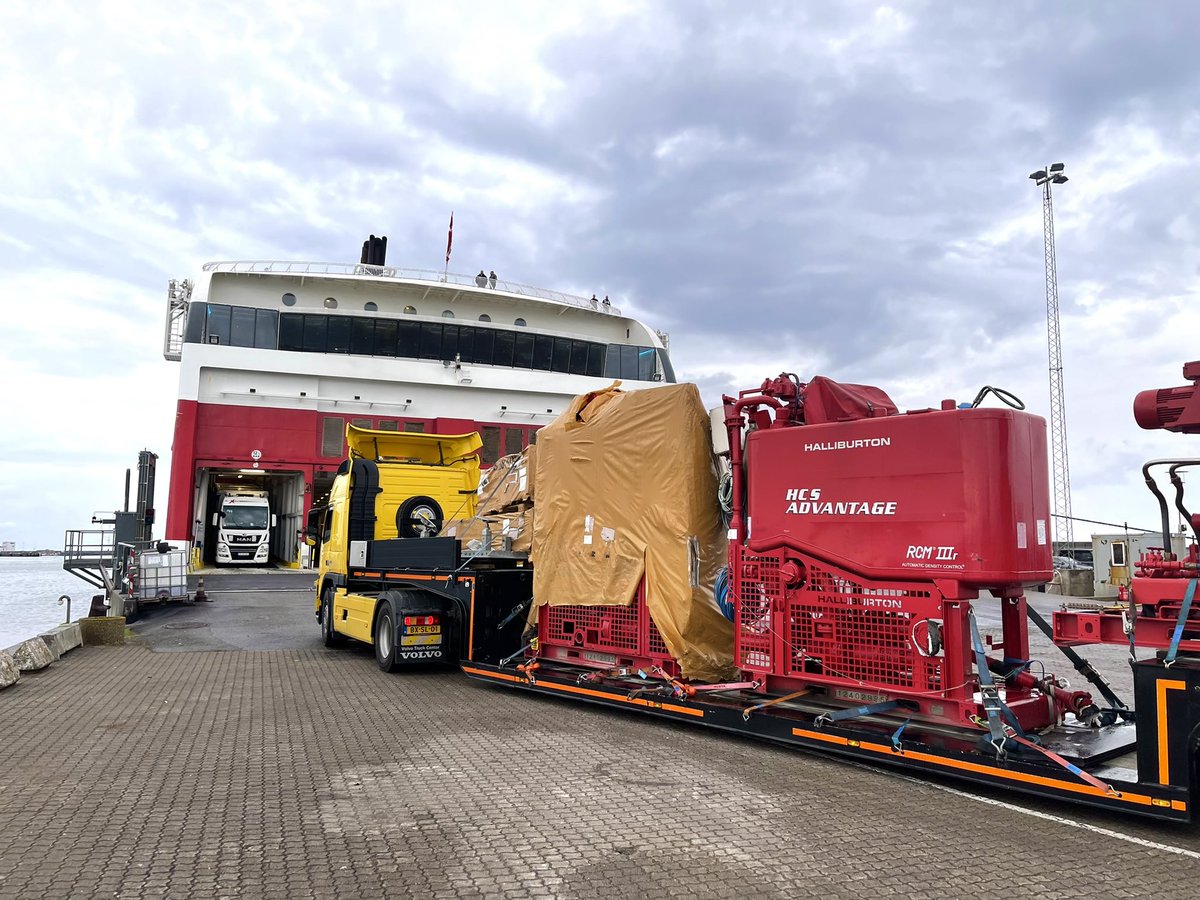 Botenwagen's tweet photo. Beetje varen, wat lossen, stukje rijden, pontje op, machientje laden, pontje weer op en naar de boot. #fjordline #dieplader #lowloader #tiefbett #volvotrucks #volvofm #norge #noorwegen #norwegen #norway #transport #beroepstoerist #rogaland https://t.co/T05tiHAymQ