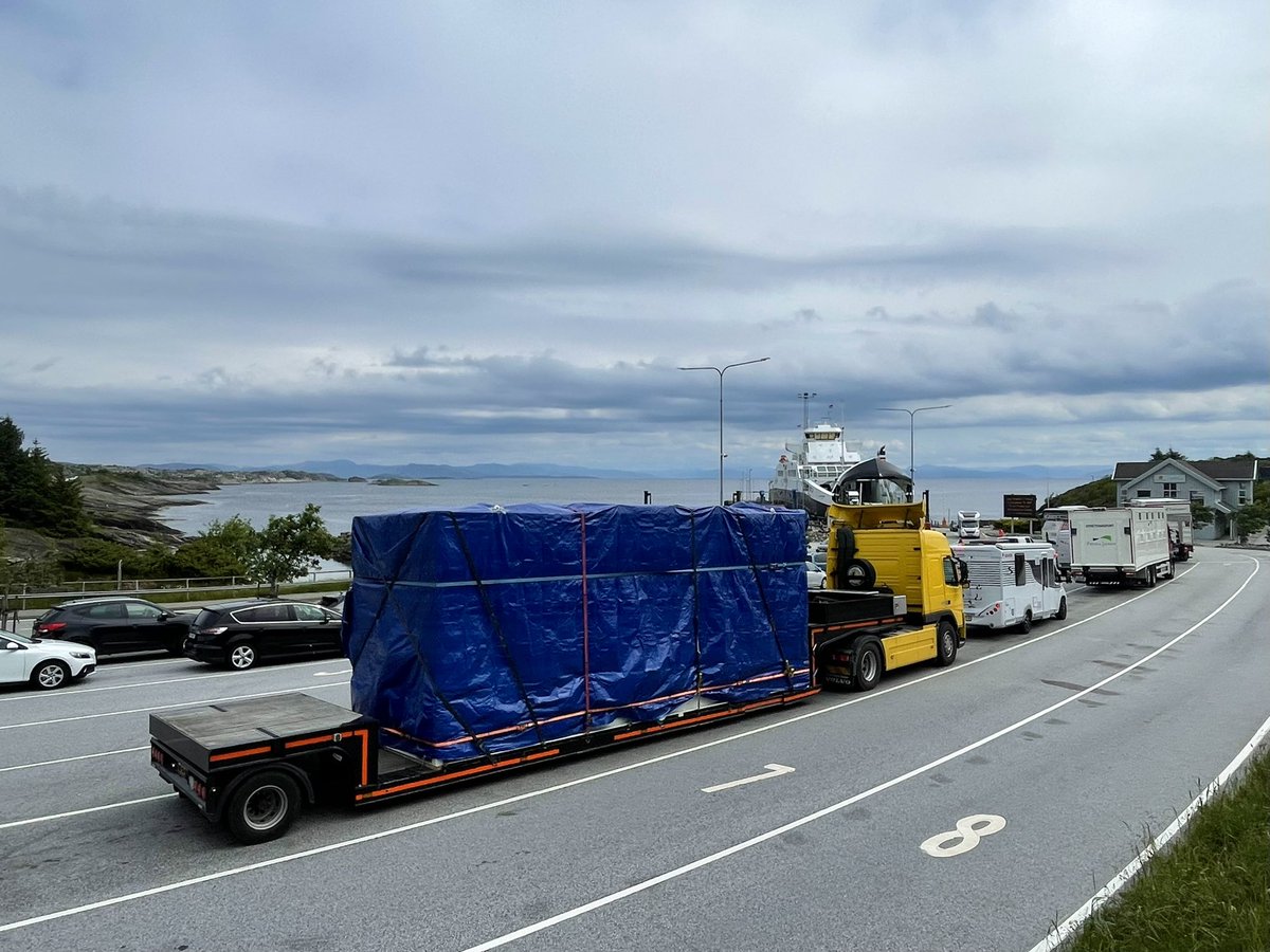 Botenwagen's tweet photo. Beetje varen, wat lossen, stukje rijden, pontje op, machientje laden, pontje weer op en naar de boot. #fjordline #dieplader #lowloader #tiefbett #volvotrucks #volvofm #norge #noorwegen #norwegen #norway #transport #beroepstoerist #rogaland https://t.co/T05tiHAymQ