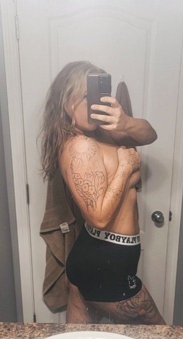 We have our friend Kris coming to hang out with us tonight!  Ain't she hawt?! https://t.co/nvqnnXxHr<a href="/tag/mvsales"class="tags"><span>#mvsales</span></a>