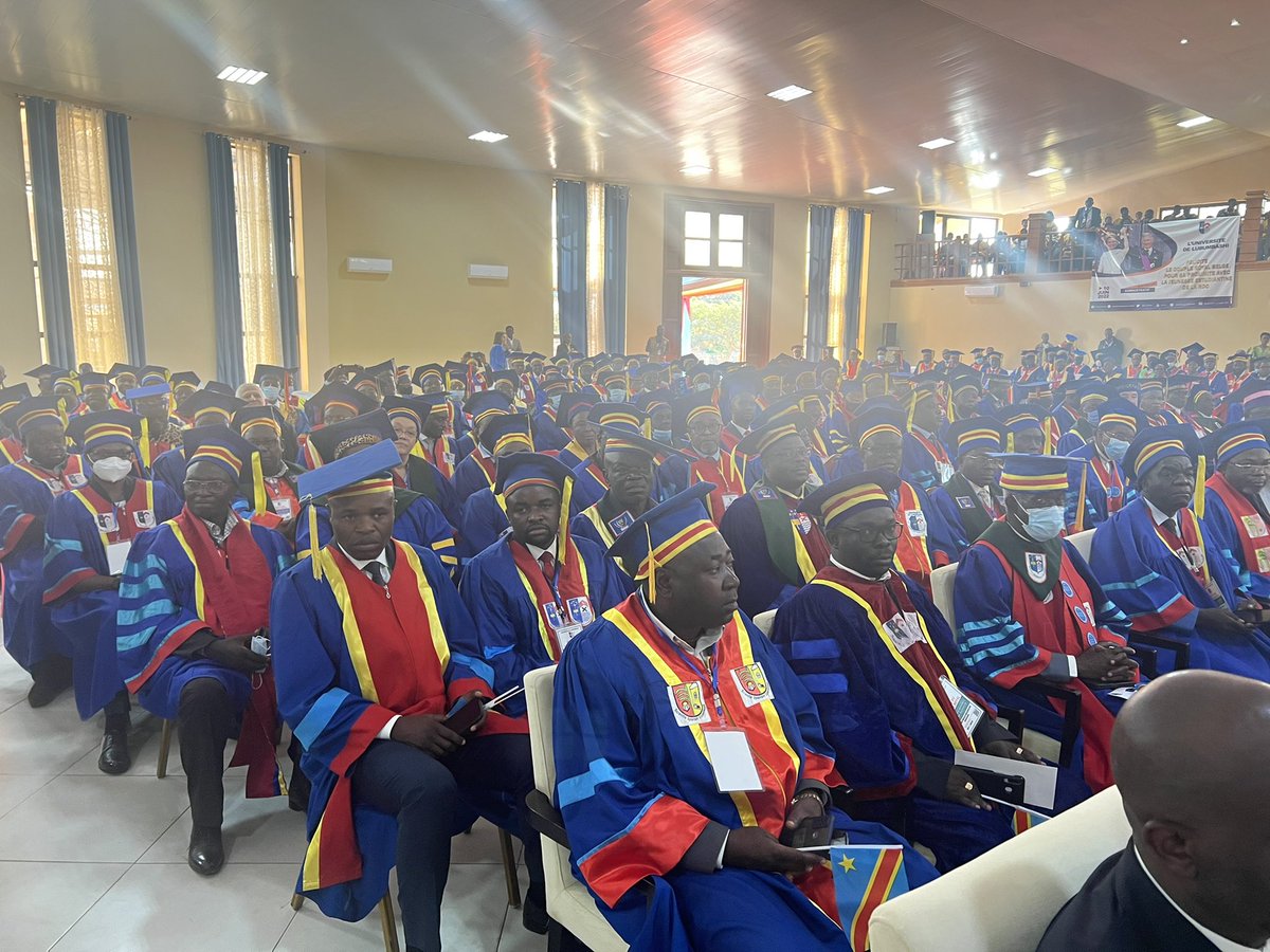 PatrickMuyaya's tweet photo. #RDC : Signature devant le corps académique du livre d’or de l’université de #Lubumbashi par sa Majesté le Roi Philippe avant sa rencontre avec les étudiants. https://t.co/livRyPOsrX