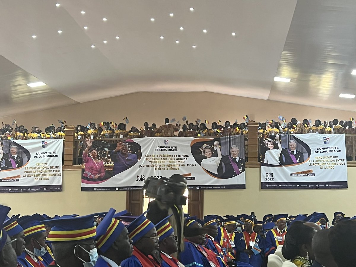 PatrickMuyaya's tweet photo. #RDC : Signature devant le corps académique du livre d’or de l’université de #Lubumbashi par sa Majesté le Roi Philippe avant sa rencontre avec les étudiants. https://t.co/livRyPOsrX