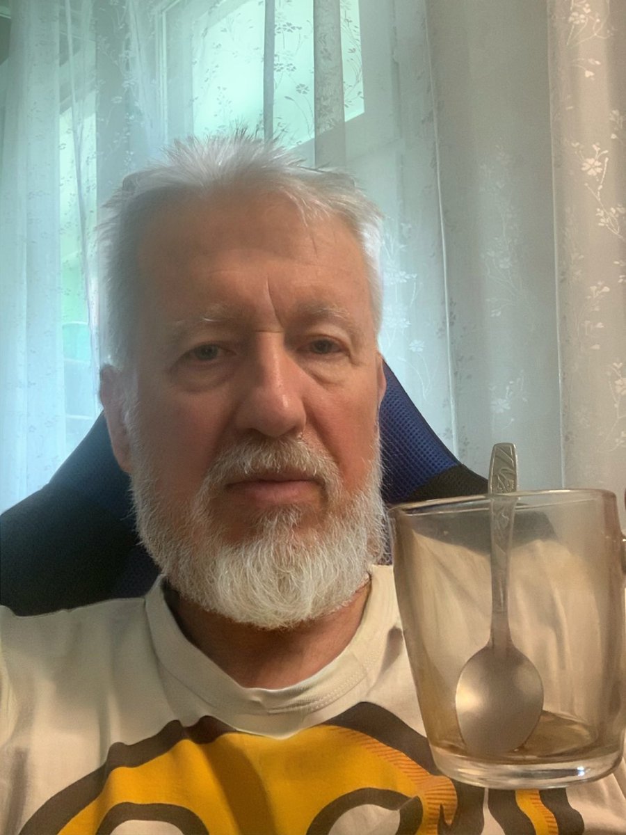 kotickmurochka's tweet photo. Сейчас бы пива с димедролом как при Горбачеве.
А не фильтрик этот ебучий.
В 80-х с Якутии возвращался. Баба клофелином в плацкарте отравила.
Ощущения те же.
Очнулся ни денег, ни стенки чехословацкой. Сам голый в тайге и жопа болит.
Шел пешком три месяца. Пришёл, а страна другая. https://t.co/vlj2oW3B9z