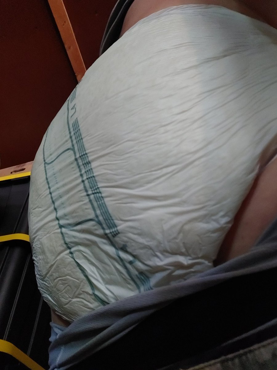 willdryson's tweet photo. That was close 🤏

No leaks #drybed great day to be alive!!!
#diaper was soaked 
Make today your best day!!
#abdl #incontinent #bedwetter https://t.co/fuHJa521VG