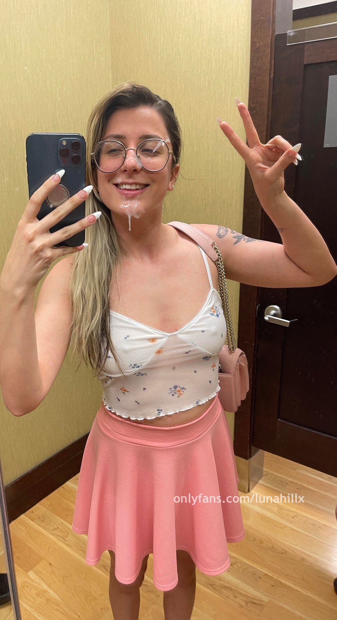 I Love Cumwalks (137k)🔞 on Twitter: "Wait a second - that looks like a department store dressing