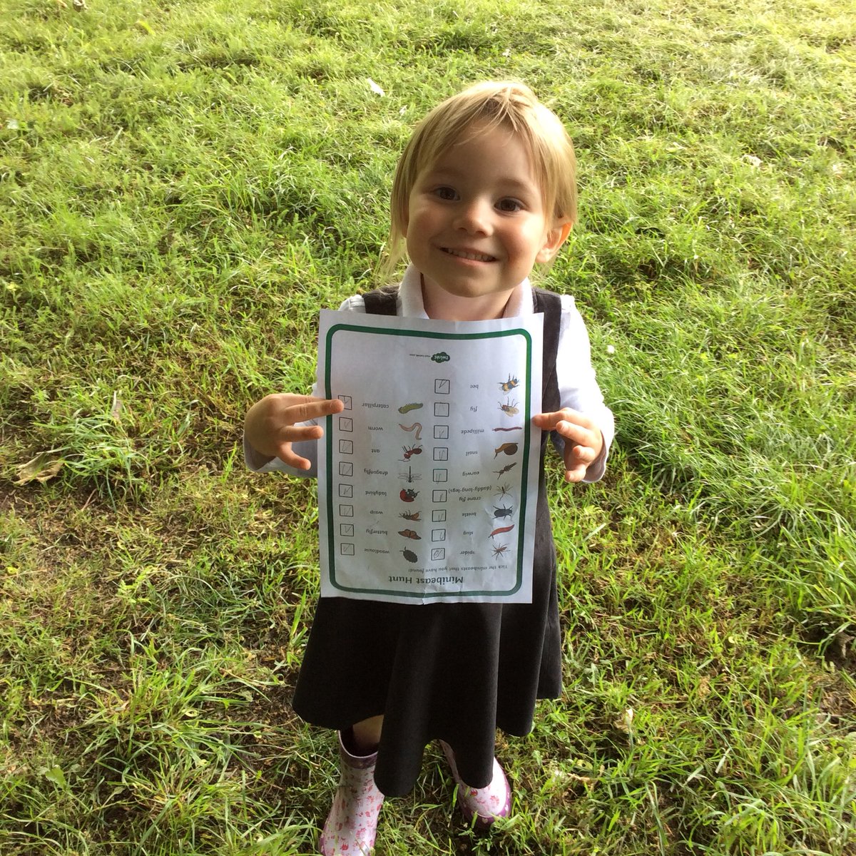 ASA_FS1's tweet photo. Hunting for mini beasts on the field #ASAOutdoorLearning https://t.co/VsaNHtRDoj