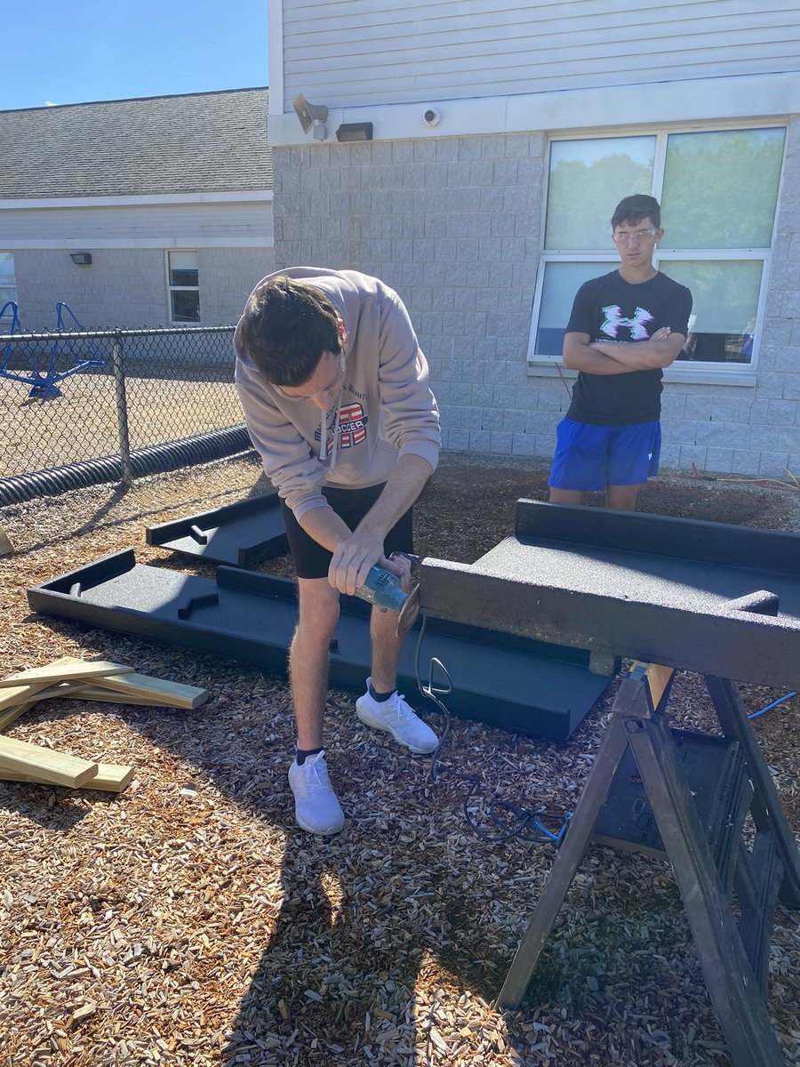 amandahough6's tweet photo. Todays the day @PrehnaKCC @MashpeeSchools Elementary School gets their @mashpeetech #Made Water Table #Prepandemic Idea from Principal LaBelle #CTE #AppliedTech &amp; #TechEngineering Ss @WeAreMashpee #ConnectedCommunity https://t.co/Ub99LZy5an