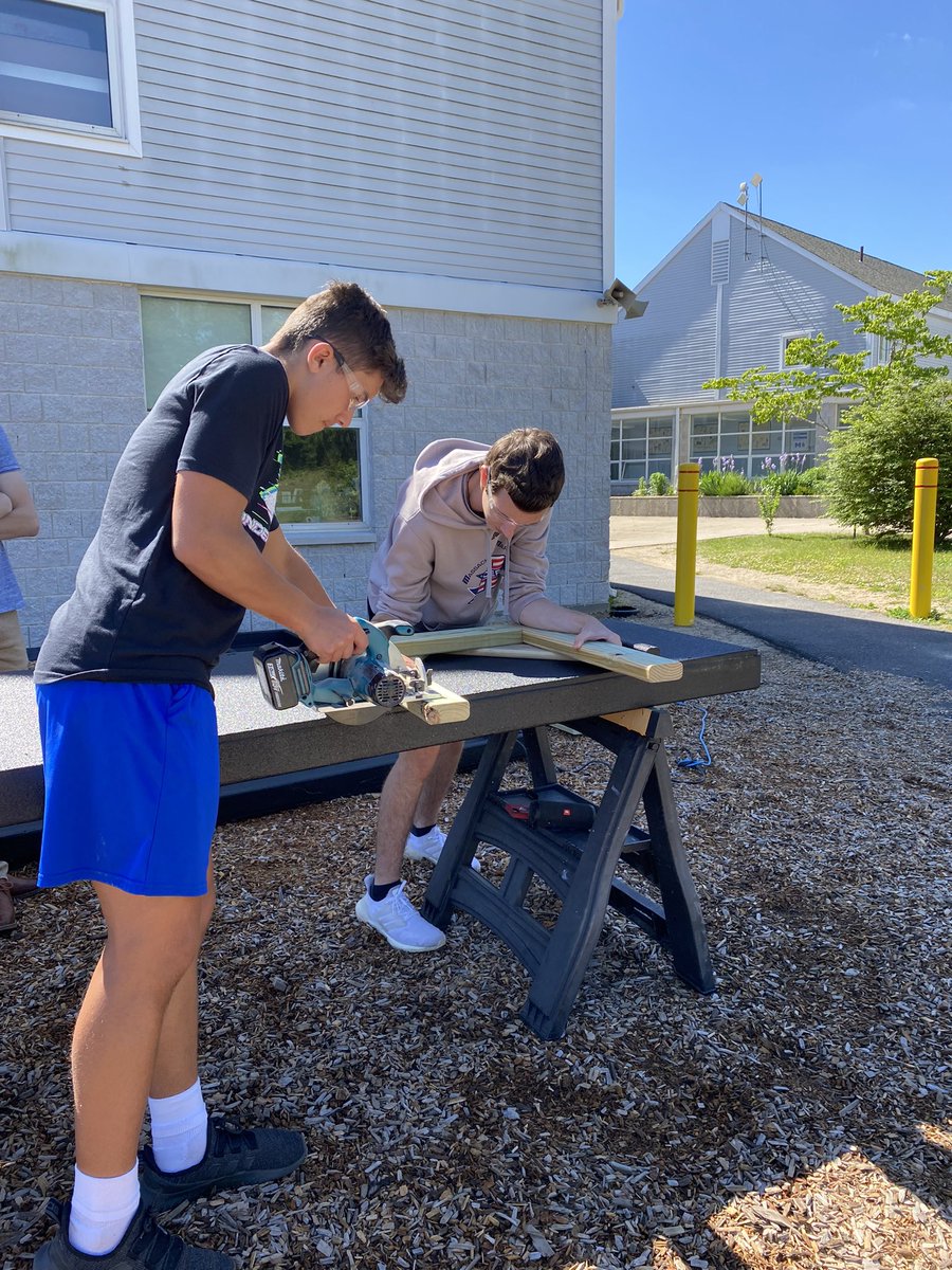 amandahough6's tweet photo. Todays the day @PrehnaKCC @MashpeeSchools Elementary School gets their @mashpeetech #Made Water Table #Prepandemic Idea from Principal LaBelle #CTE #AppliedTech &amp; #TechEngineering Ss @WeAreMashpee #ConnectedCommunity https://t.co/Ub99LZy5an