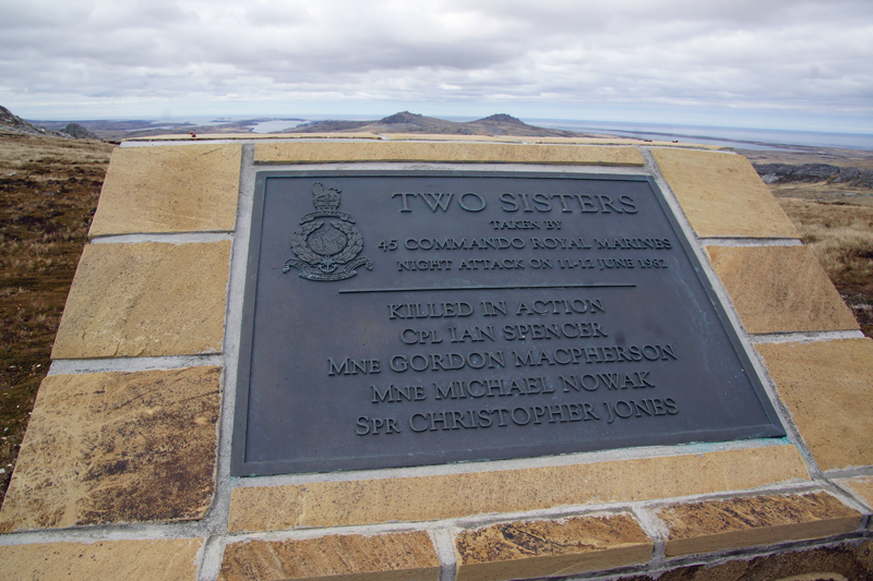 FalklandsinUK's tweet photo. At dawn on 12th June we remember those who fought overnight,40yrs ago,in the battles of #MountLongdon #3Para #2Para #RAMC; #MountHarriet @RoyalMarines #42Commando #NP8901 @3Cdo_Bde; #TwoSisters @45CdoGp #FalklandIslands #Falklands @TheParachuteReg #RoyalArtillery @SAMA82office https://t.co/vXivt6pt8a