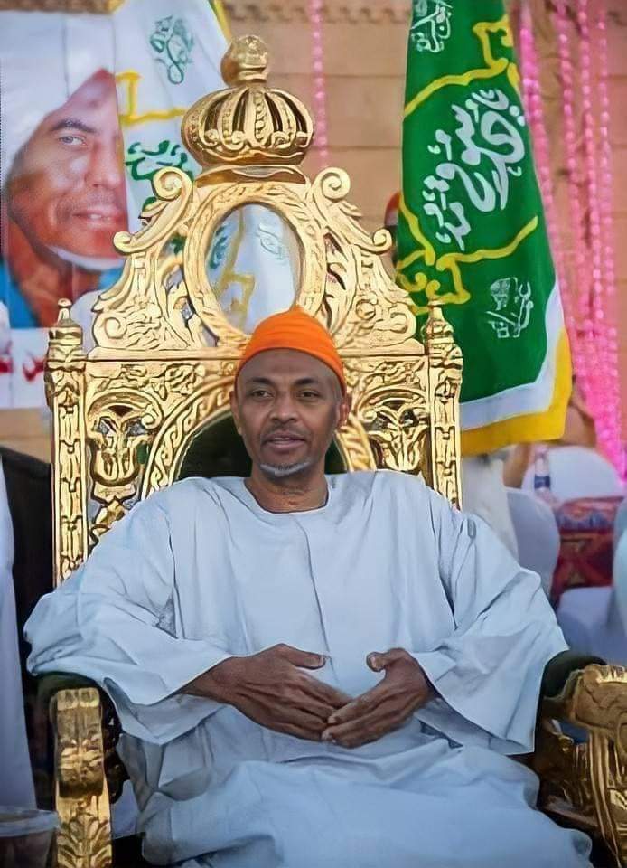 إن ساقك الرحمن إلي شيخ محقق فخذ من باطنه ما أستطعت ولا تقنع فالقناعة هنا حرماااان 
فإنك إن صح بشيخك المحقق إتصالك 
تحقق بالحضرة النبوية وصولك