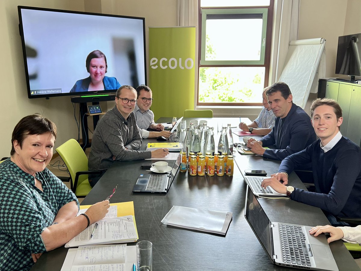 maximedaye's tweet photo. 4è étape du roadshow de l’Union des Villes et Communes de #Wallonie auprès des présidents de partis pr défendre nos revendications de fct publique locale, pensions, police, pompiers, de lasagne institutionnelle, etc. Merci @jmnollet @Ecolo Les convergences se créent #uvcw https://t.co/LGpnCRpo0B
