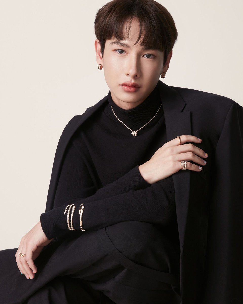 mintmag_th's tweet photo. เบบี๋อยู่ไหน? ‘ป่าปี๊ &amp; น้องกัน’ กับลุคออลแบล็คเรียบง่าย โดดเด่นด้วยเครื่องประดับคอลเล็กชั่นใหม่ Serpenti Viper จาก @Bulgariofficial ฟีลผู้บริหารประธานบริษัท หล่อคูลไม่ไหวววว~💚 #ออฟกัน

#Bulgari #BulgariThailand #SerpentiViper #BulgariJewelry
#MintNews https://t.co/dy73AkHOBy