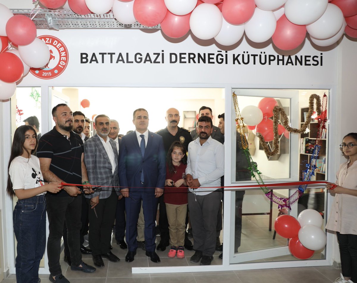 Bir Kitap Bir İnsan!

Valimiz Sayın <a href="/idrisakbiyik/">Dr. İdris AKBIYIK</a> Vali İdris Akbıyık İlkokulu/Ortaokulu'nu ziyaret etti. 

Sayın Valimiz ziyarette Battalgazi Derneği'nin destekleri ile yapılan kütüphane ve müzik sınıfı açılışını gerçekleştirerek okuldaki öğretmenler ile sohbet etti.