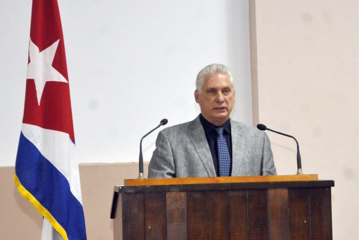 BMComjalapa2021's tweet photo. "En la Cuba revolucionaria de Martí, Fidel y Raúl la moral irá siempre por delante del vicio, la consagración por delante del acomodamiento, la solidaridad por delante del egoísmo, el compromiso por delante de la indiferencia, el patriotismo por delante del anexionismo".
#Cuba https://t.co/4aCBTxg957