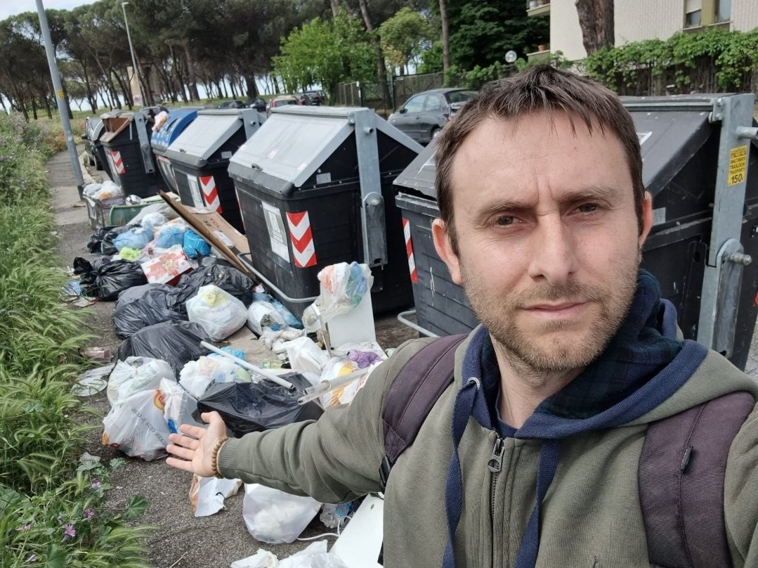 Il “piano straordinario” di Gualtieri doveva risolvere tutto entro Natale.
A giudicare da questi cumuli di rifiuti, qui Natale non è mai arrivato. Roma è in emergenza, ma nessuno ne parla. #HaStataLaRaggi