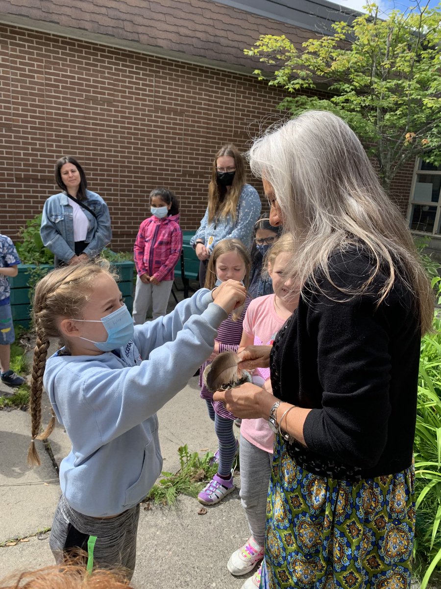 BayridgePS_LDSB's tweet photo. Learning about smudging with Nokomis - Miigwech #Nationalindigenousday #belong #beabear https://t.co/7X9NavNmRg