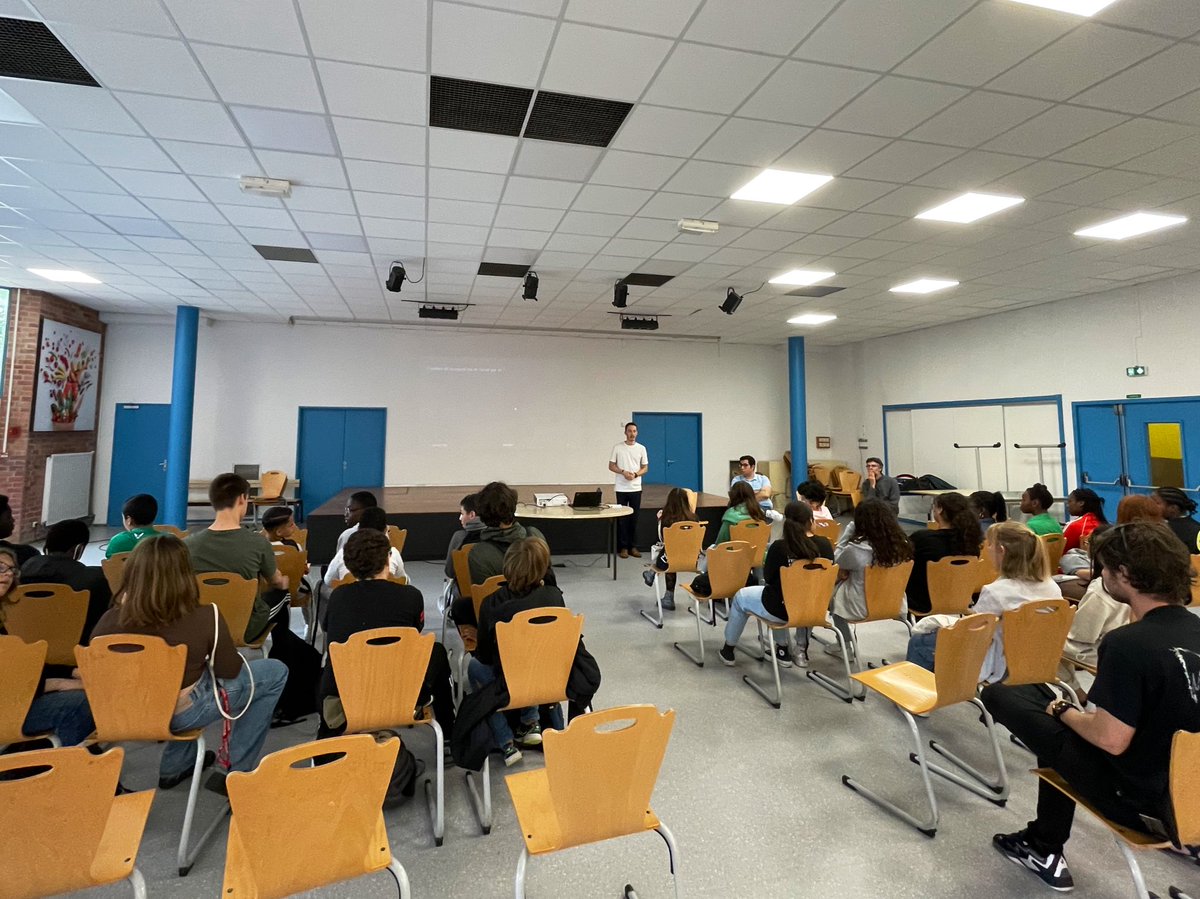 InsermIDF's tweet photo. #InScience2022 ça continue 😎
Merci à @FortinGael, en thèse à l’@Institut_IRSL, pour son intervention au collège Guillaume Budé dans le 19ème à #Paris.
Une occasion pour les élèves de découvrir la recherche médicale, les cancers et plus particulièrement la leucémie 🩸🧫 https://t.co/16RDsuHLjj