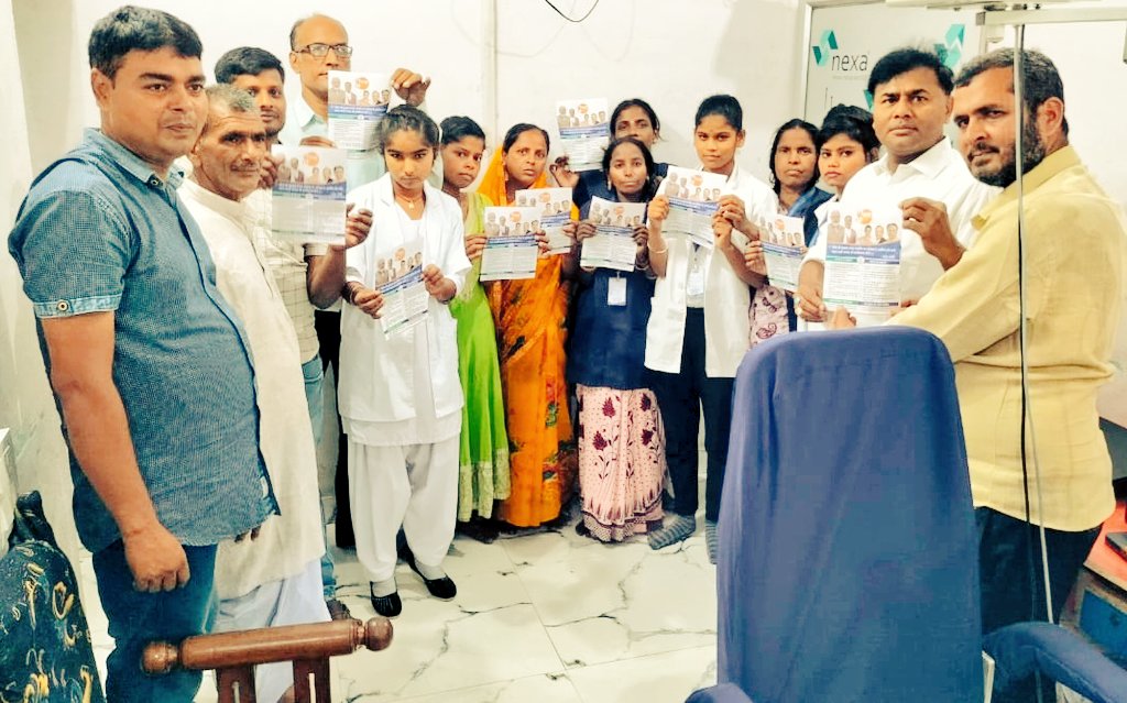 bjprajeshojha's tweet image. मोदी सरकार के सेवा समर्पण गरीब कल्याण अभियान के आठ वर्ष पूरा होने के उपलक्ष्य में परसा विधान सभा क्षेत्र के विविध क्षेत्रों में जनसंपर्क व पत्रक वितरण करते हुए।