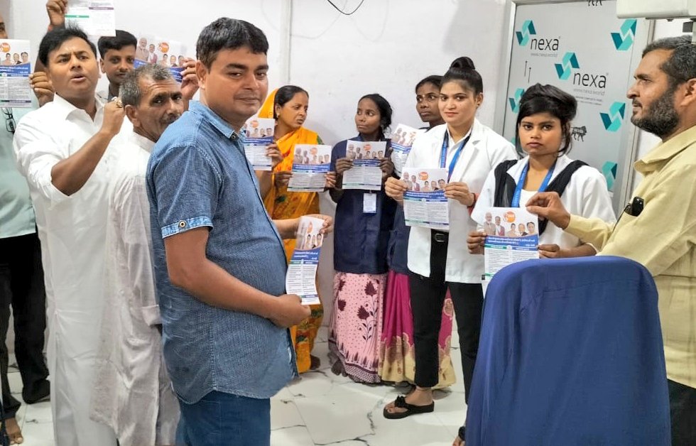 bjprajeshojha's tweet image. मोदी सरकार के सेवा समर्पण गरीब कल्याण अभियान के आठ वर्ष पूरा होने के उपलक्ष्य में परसा विधान सभा क्षेत्र के विविध क्षेत्रों में जनसंपर्क व पत्रक वितरण करते हुए।