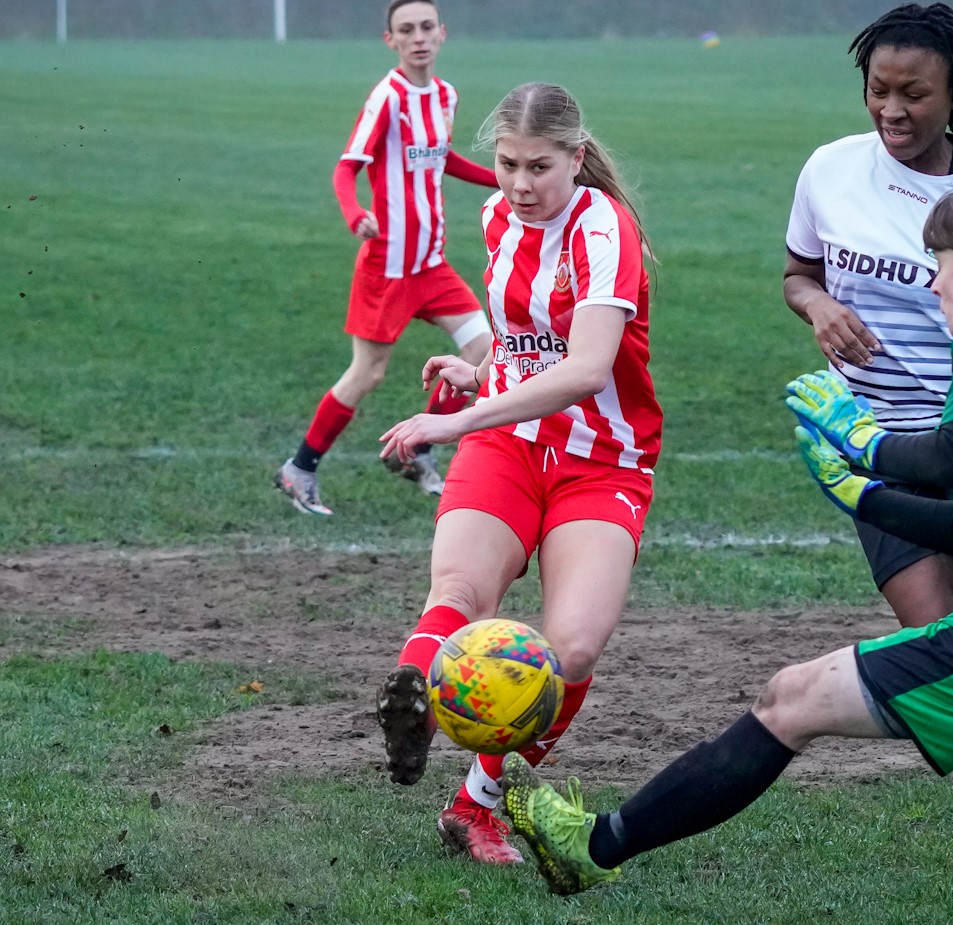 StourbridgeWFC's tweet photo. Our very best wishes to @Connie_dutton11 who leaves us to head off to the States on a Football Scholarship at Queens University, Charlotte, N Carolina. Connie scored 9 goals in 11 appearances this season. Thanks for everything Connie, and good luck! #Glassgirls #StourFamily 🔴⚪ https://t.co/mPnF70j6hj