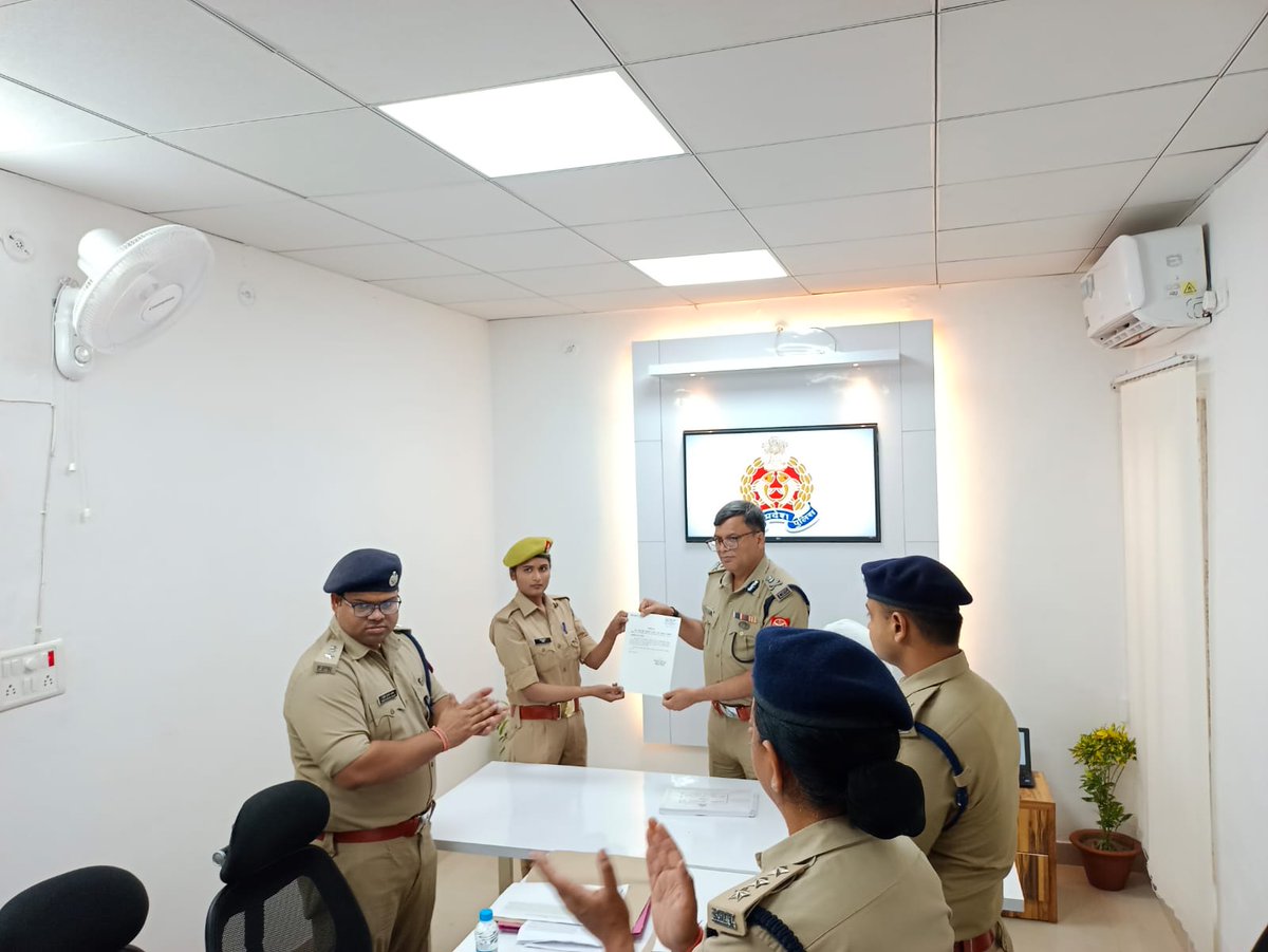 east_dcp's tweet photo. #DCPEast @AmitKAnandIPS के निर्देशन में #OperationClean के अन्��र्गत थाने पर पड़े वाहनों के निस्तारण में उत्कृष्ट कार्य करने वाली थाना आशियाना व थाना चिनहट की टीम को #CPLucknow @dhrubthakur द्वारा सम्मानित किया गया। East Zone द्वारा 154 वाहन कीमत ₹ 1,73,000 की नीलामी कराई गई। https://t.co/nTRC2ZTZ2a