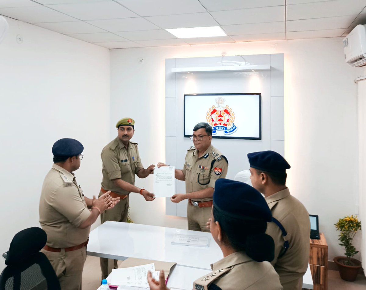 east_dcp's tweet photo. #DCPEast @AmitKAnandIPS के निर्देशन में #OperationClean के अन्��र्गत थाने पर पड़े वाहनों के निस्तारण में उत्कृष्ट कार्य करने वाली थाना आशियाना व थाना चिनहट की टीम को #CPLucknow @dhrubthakur द्वारा सम्मानित किया गया। East Zone द्वारा 154 वाहन कीमत ₹ 1,73,000 की नीलामी कराई गई। https://t.co/nTRC2ZTZ2a