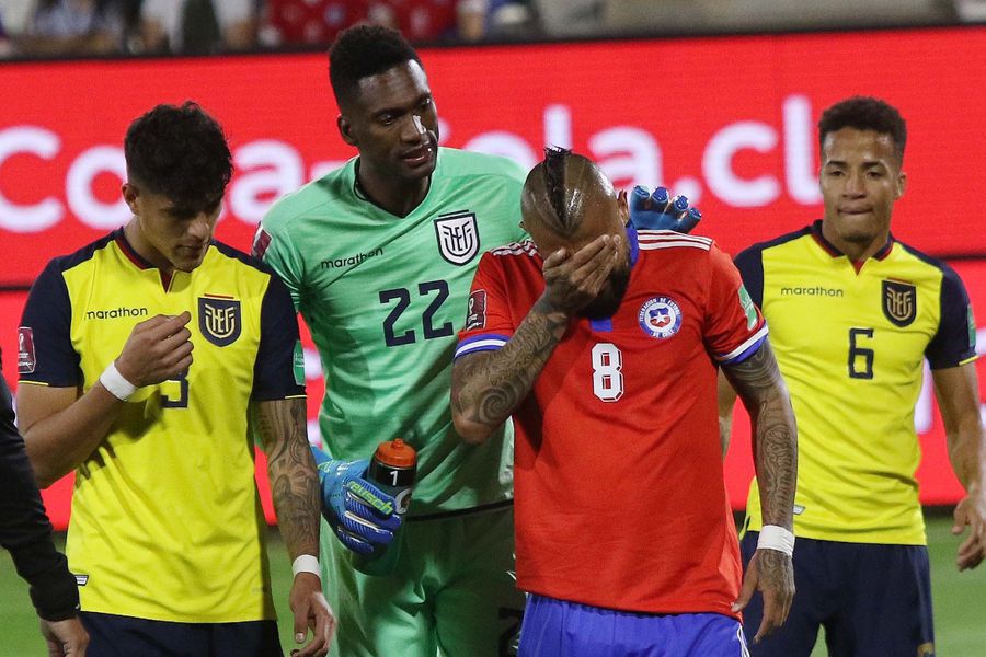 latercera's tweet photo. 🔴#AlertaLT | El reclamo por Byron Castillo no sirvió para nada: la FIFA deja sin Mundial a Chile https://t.co/cVlJ9SyzPn https://t.co/EsgSXLgSJe