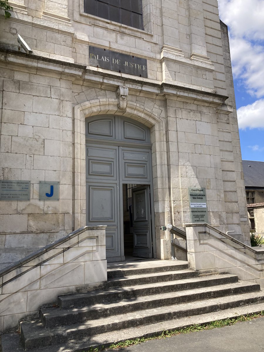 sa_spp_pats18's tweet photo. Présent ce jour pour soutenir nos collègues victimes de tir d’arme à feu il y a deux jours à Vierzon en se rendant sur intervention.
#faspppats #TouchePasAMonPompier https://t.co/HBayFZVppT