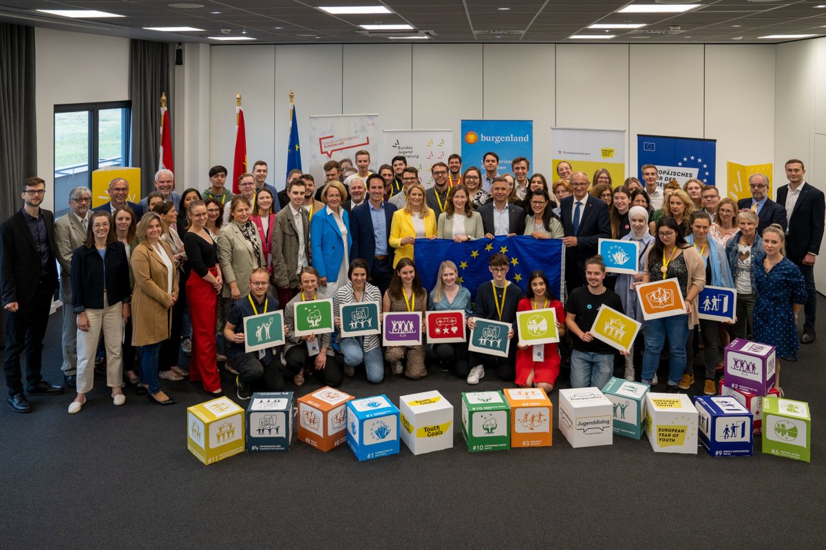 _BJV_'s tweet photo. 📢Rund 50 junge Menschen aus ganz Österreich und Südtirol haben Forderungen für ein nachhaltiges und inklusives Europa formuliert und der Politik übergeben!

Junge Menschen müssen bei politischen Entscheidungen miteinbezogen werden, von der reigonalen bis zur EU-Ebene! https://t.co/qP8Pt0JcRy
