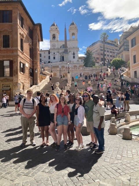 UofMemphisHonor's tweet photo. The Honors Classics in Italy Study Abroad group at the Spanish Steps in Rome!

#memphisabroad #membound #universityofmemphis https://t.co/uilVEM87EO