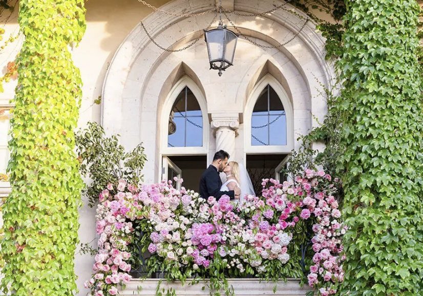 intoxicateknee's tweet photo. An evolving thread of all the photos from Britney Spears’ wedding: https://t.co/KSnbNWEQwz