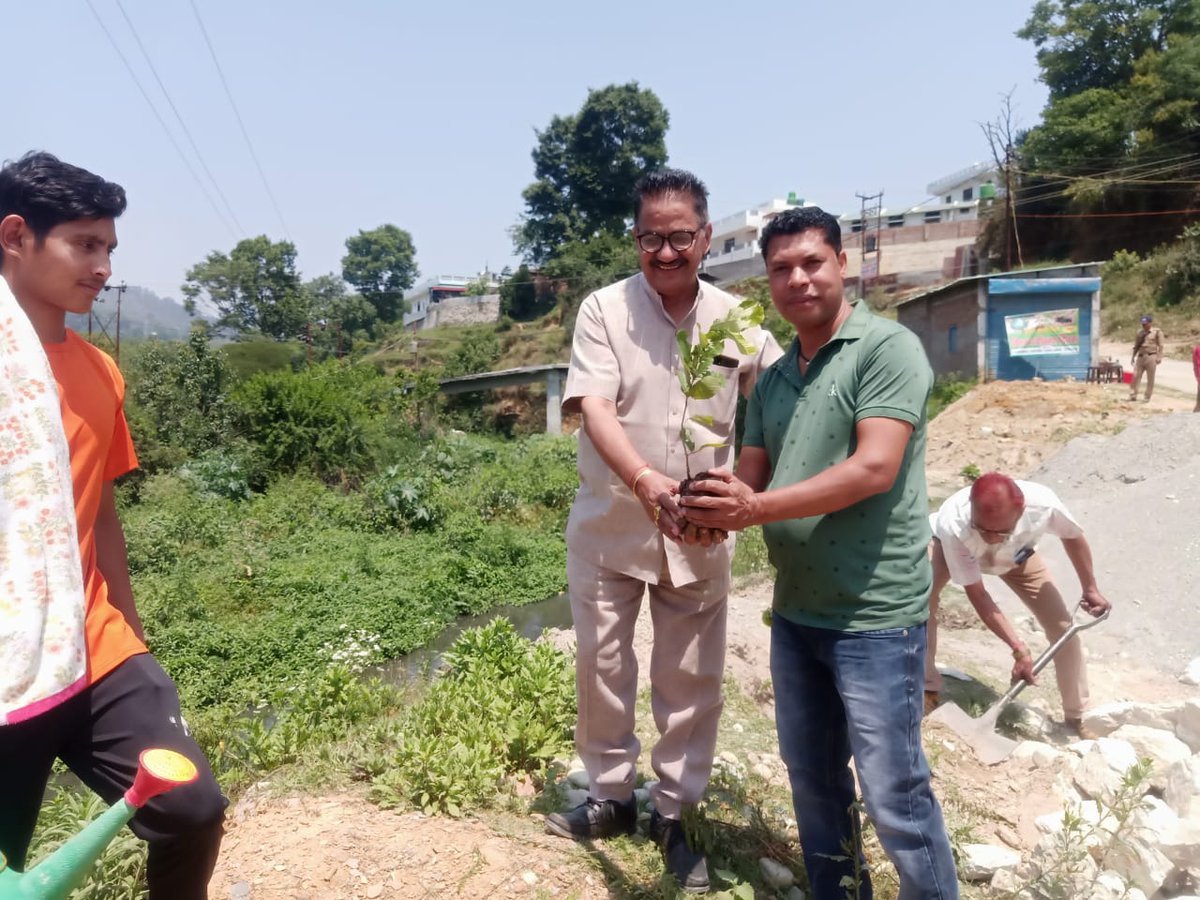 ramsingh_iffco's tweet photo. विश्व पर्यावरण दिवस के अवसर पर होटल श्रेष्ठ के परिसर में बृक्षारोपण किया। https://t.co/YC734qNrRO