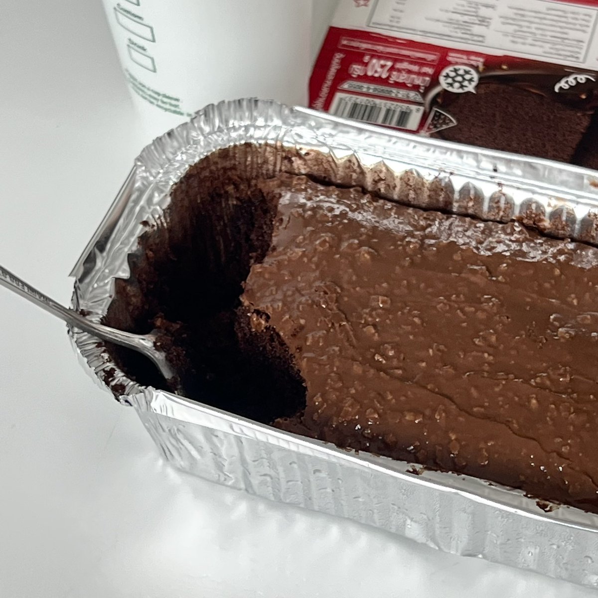 เราซื้อมาจาก tops คับ อยู่ตู้แช่แข็งเลย ก้อนละ 155 บาท คือชอบกินบัตเตอร์เค้กกับช็อคหน้านิ่มของเขาอยู่แล้ว เจอแบบนี้คือฟินมากก เค้กคิทแคทอร่อยลืม อยากกินอีกก t-t🍫 #SnpXKitKat