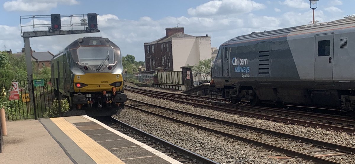 PlatformEdge1's tweet image. One leaves… one enters #Class68 #Class82