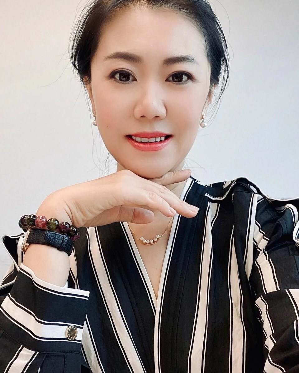 Monday's drizzle turned into mellow coffee, Tuesday's seeds blossomed into roses, Wednesday's flowers were intoxicated, Thursday's sunshine warmed the heart, and Friday's blessings brushed away a week's tiredness. Happy Friday!#星期五