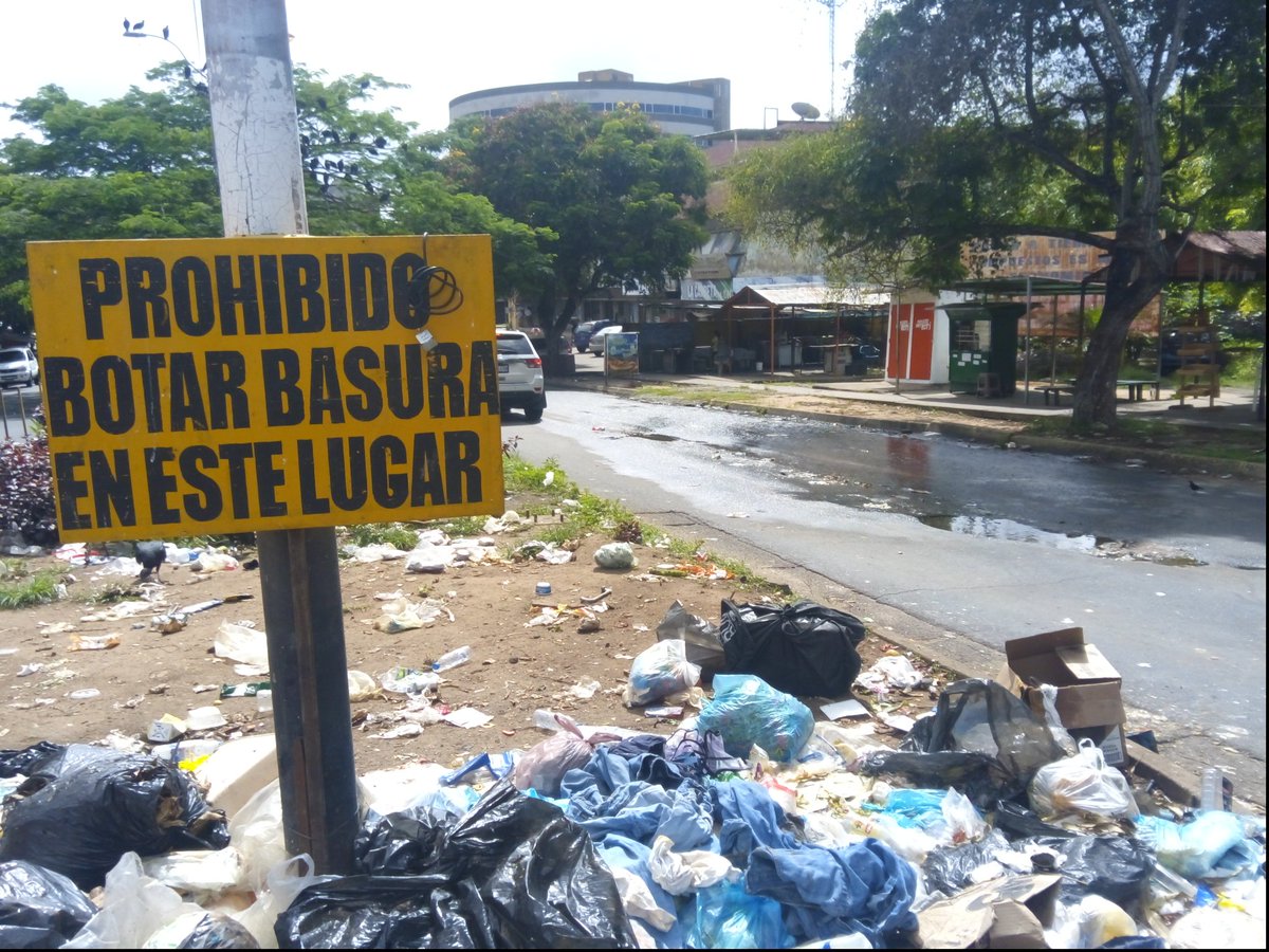 ojodeguayana's tweet photo. #Denuncia | ¿Hasta cuándo con esto? Limpian y vuelve el vertedero de basura y continúa el bote de agua potable cerca del Cosméticos Génesis de Villa Colombia.

@Hidrobolivar_ @supra_guayana @AlcaldiaCaroni @CorpServGuayana https://t.co/05ytUxVhzc