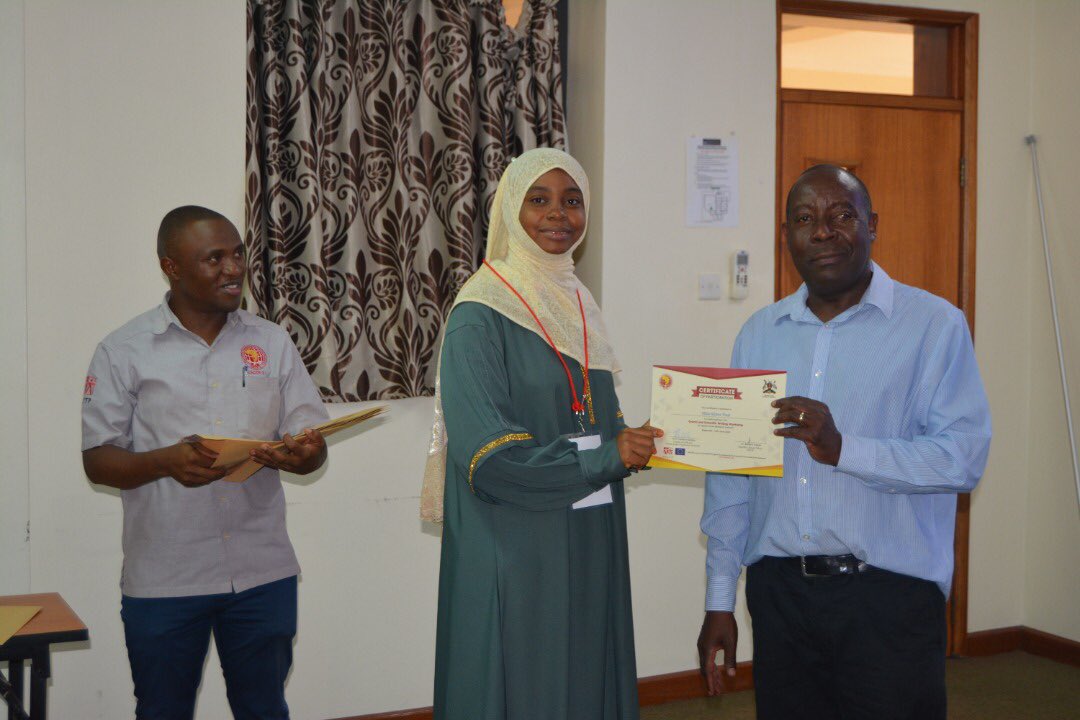 EACCR4's tweet photo. Day 3 of the grants and scientific writing workshop funded by @EDCTP has ended successfully with participants receiving their certificates from Dr Tom Lutalo. We had PhD scholar participants from six Eastern Africa countries. #GrantsWriting #CafeSeaPhD #Research https://t.co/UcDo38faB3