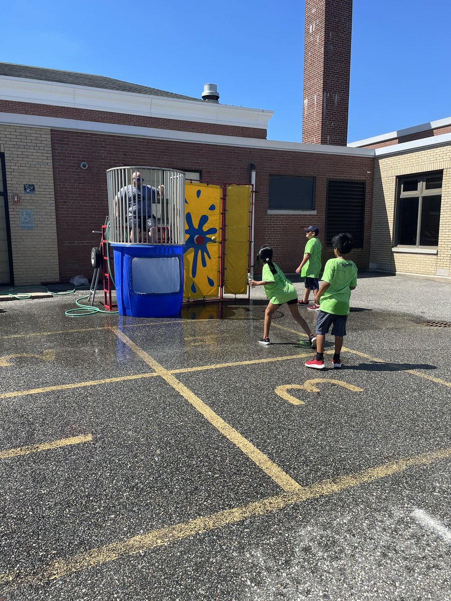 BayElementary's tweet image. We’re having a blast! 🫧☀️😎@PatMedSchools @pta_bay