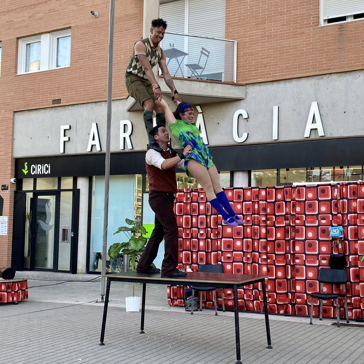 curtcirckit's tweet photo. ☎️ Ring, Ring… 📞 ‘Kasumay’? O el que és el mateix: ‘Hola, què tal?’ 

Circo Los ens ha traslladat per una estona al seu univers particular ple d’acrobàcies, equilibris, malabars, patins, monocicles, aeris i sobretot, molt d'humor! 😂

#curtcirckit22 #kasumay #CircoLos @Montgat https://t.co/mhalykX3zc