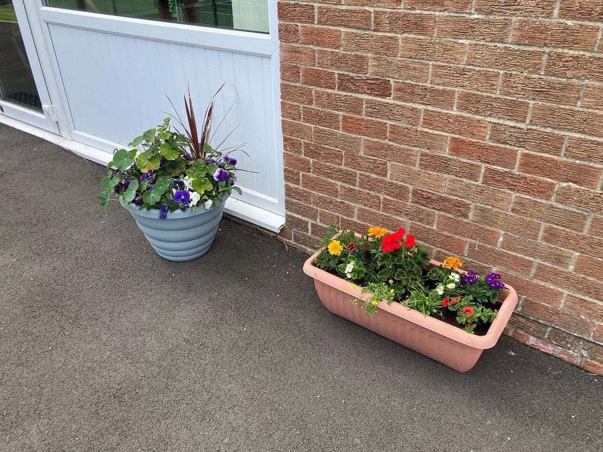 Thank you to Gaynor Parkinson and Jean Carberry who have donated and arranged these beautiful flower displays at the club 💐 Gaynor’s even working on some hanging baskets 🥰 #uplifting #summertime #volunteersrock #thankyou