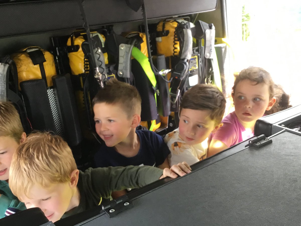 hook_primary's tweet photo. The Fire Service visited school today to share interesting facts about their job. They also reminded pupils about how to stay safe. Pupils are enjoying finding out about different careers 🚒🚒🚒
 #CWRE #curriculumforwales
@SchoolsPembs https://t.co/uI3M2UxBar