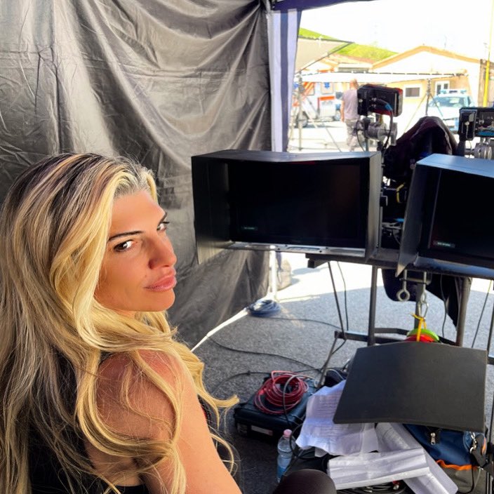 Ciao🖤🇮🇹🎬 

#fridaymood #workdays #actresslife #mylife @imdb #italygram <a href="/DEADLINE/">Deadline</a>