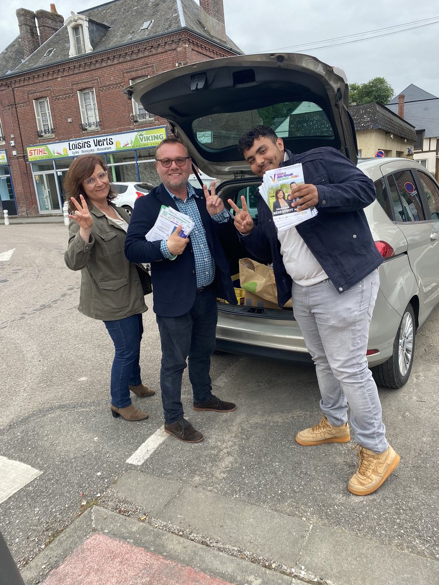 LauraSlimani's tweet photo. Un petit tour à Auffay pour soutenir @VBeregovoy76 candidate #NUPES sur la #7610  ! Je la connais et je vous le dis : cette femme formidable ne lâchera jamais rien pour défendre la justice sociale et la planète, elle fera une incroyable députée.
#VcommeVictoire #legislatives2022 https://t.co/SmnYECls5t
