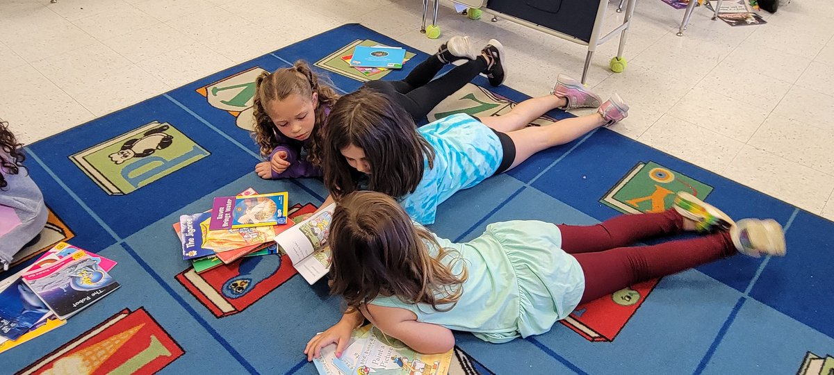 libattsmith's tweet image. Kindergarten partner reading during IRLA @Pinebrookgcsd @PettiferSuz @GreeceCentral