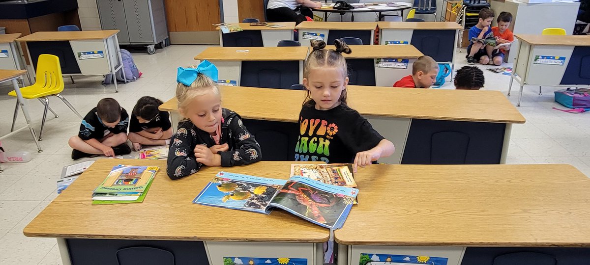libattsmith's tweet image. Kindergarten partner reading during IRLA @Pinebrookgcsd @PettiferSuz @GreeceCentral