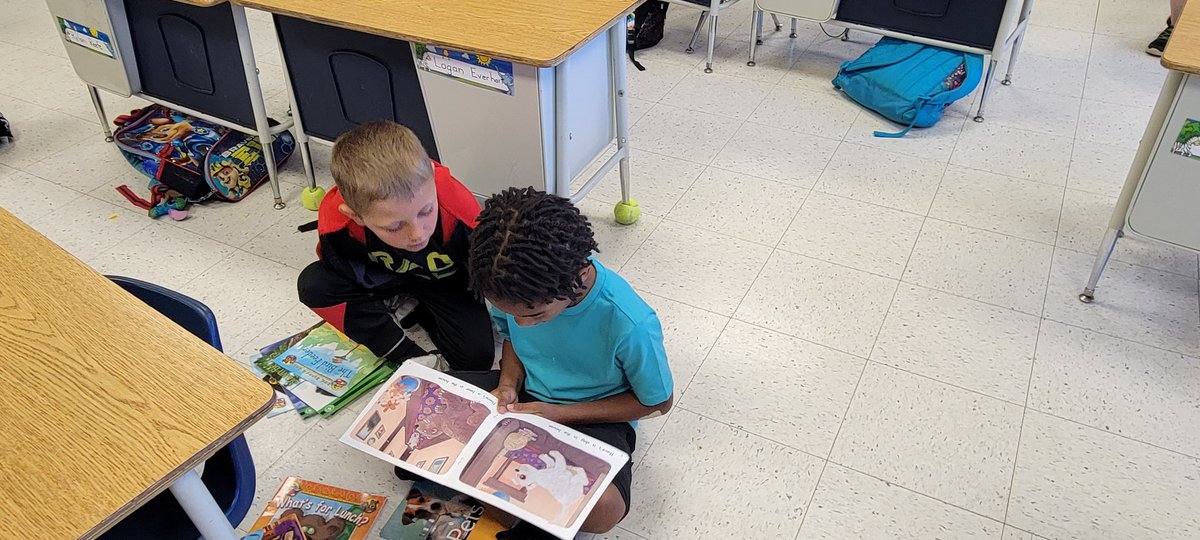 libattsmith's tweet image. Kindergarten partner reading during IRLA @Pinebrookgcsd @PettiferSuz @GreeceCentral